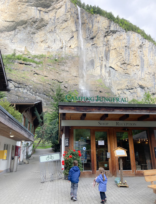 Receptie van Camping Jungfrau in Lauterbrunnen, Zwiterland